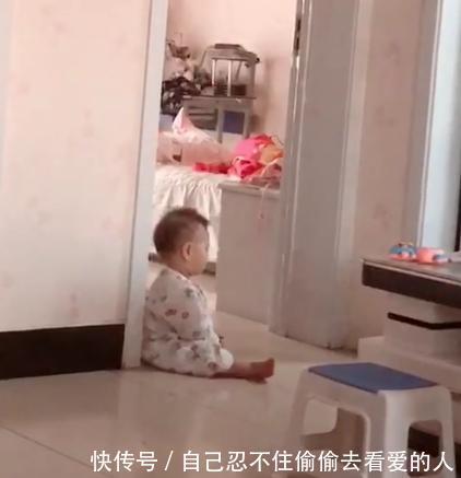 画面|弟弟午睡醒来后,坐在姐姐房间门口等姐姐睡醒,画面太有爱了