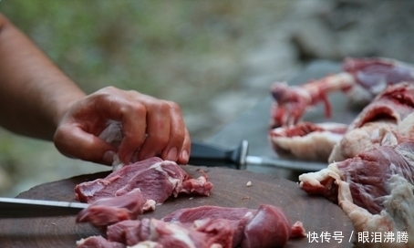 烤串|老板请吃烧烤20个人点4串被指太抠门!烤串端上桌后所有人傻眼!