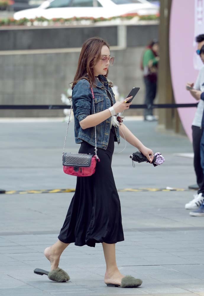长裙 重庆街拍,蓝色牛仔外套搭配粉色荷叶边长裙,清新文艺显气质