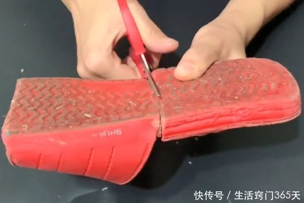 拖鞋烂掉了也别扔,剪两刀粘在墙上厉害了,家家户户都用的到