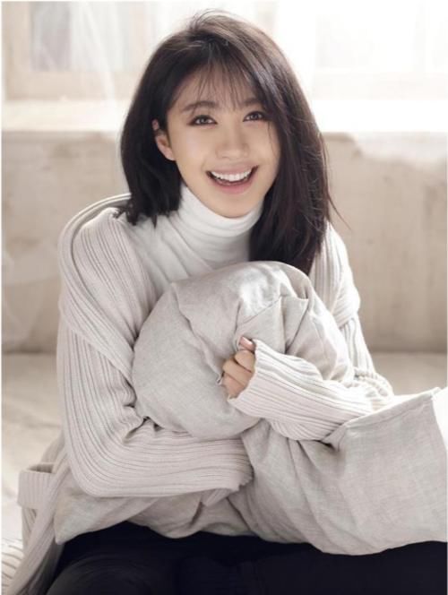 黄晓明暖心递纸给李菲儿，女方高情商展露无余，大家担心的修罗场没有发生