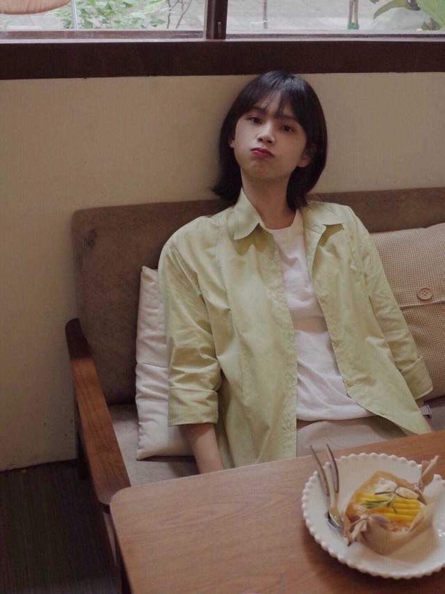 穿搭|今年秋天流行这样穿,看完你就学会了,T恤叠穿也可以那么美