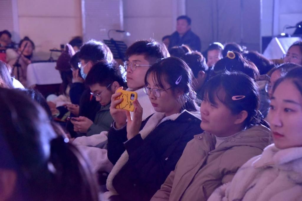 小城|“十字路口”怎么走?淮剧《小城》向学子犀利“发问”