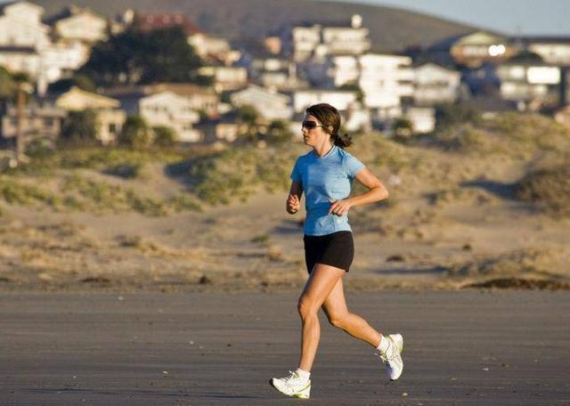 脑中风|血压高的人,不想脑溢血,打死不要碰4种食物,管住嘴,保住命