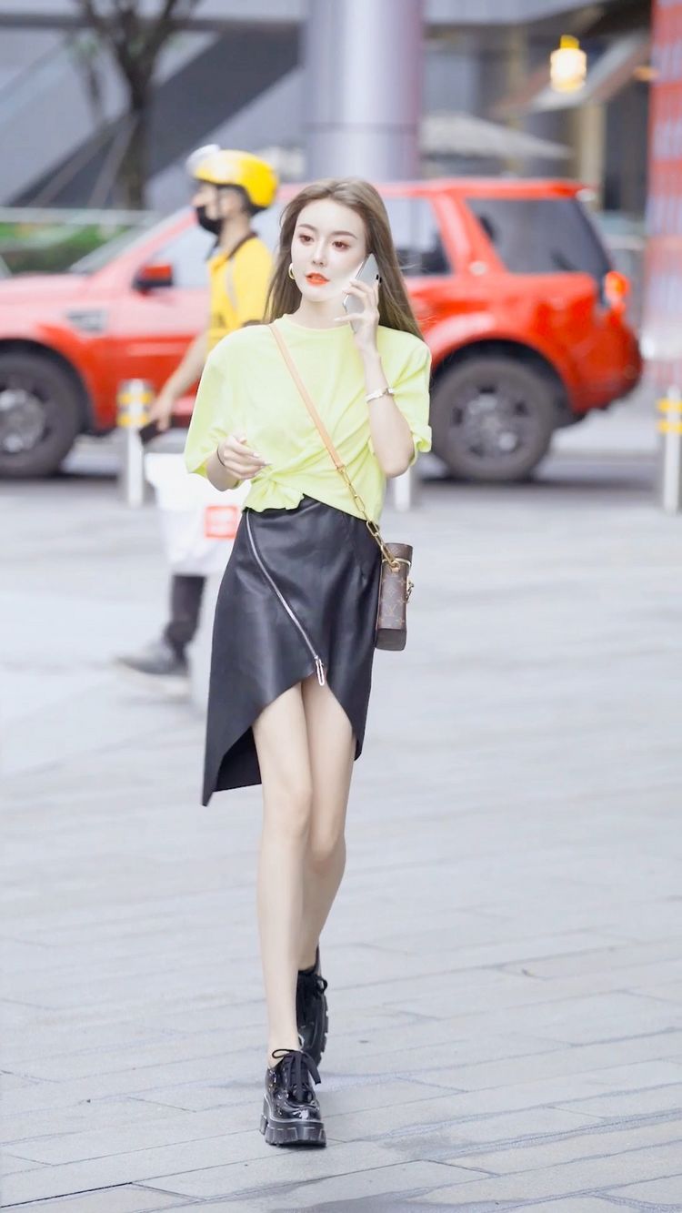 养眼|路人街拍：长腿小姐姐的夏日穿搭，清新养眼笑容迷人
