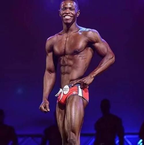 他没有心脏却仍坚持健身,美国27岁小伙感动全球