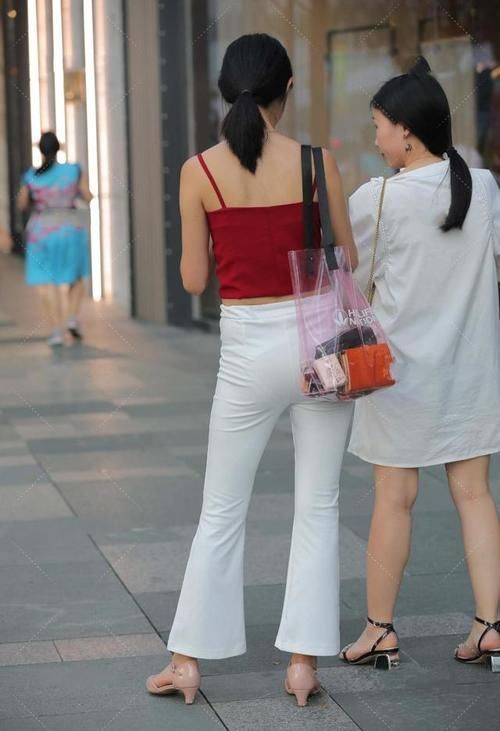 喇叭裤加短款背心,红与白的相撞,展现优雅高贵