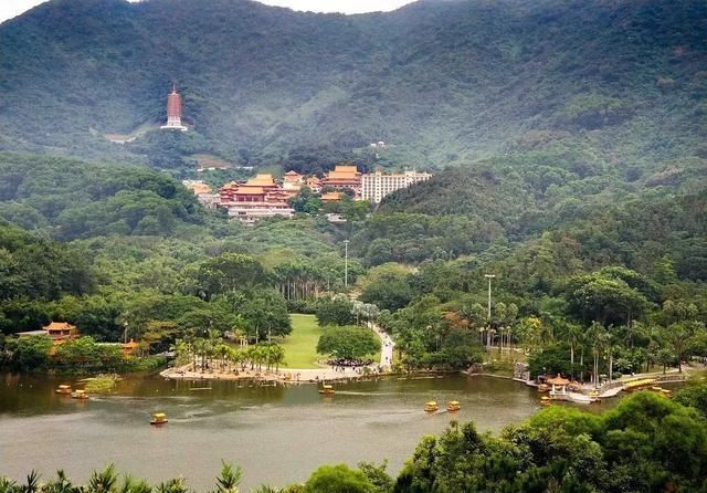 深圳香火旺盛的一座寺庙，依山拾级而建，对外不收取门票