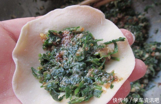 做饺子皮时,别只会放盐,多加一味,饺子皮柔软又劲道,比买的好!