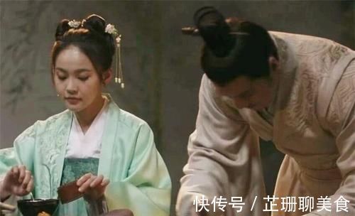 白头翁&才女出上联“白头翁,牵牛耕熟地”,书生妙对下联,抱得美人归