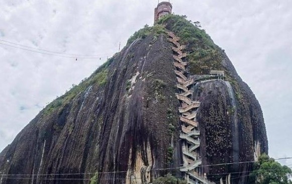 石头|世界上最陡的房子，建在10万吨的石头上面，回个家都累得不轻