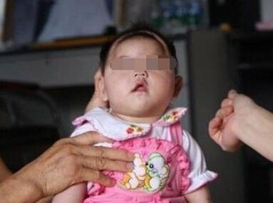 满月|满月的宝宝会翻身,婆婆天天炫耀说“神童”,知道原因后跪地大哭