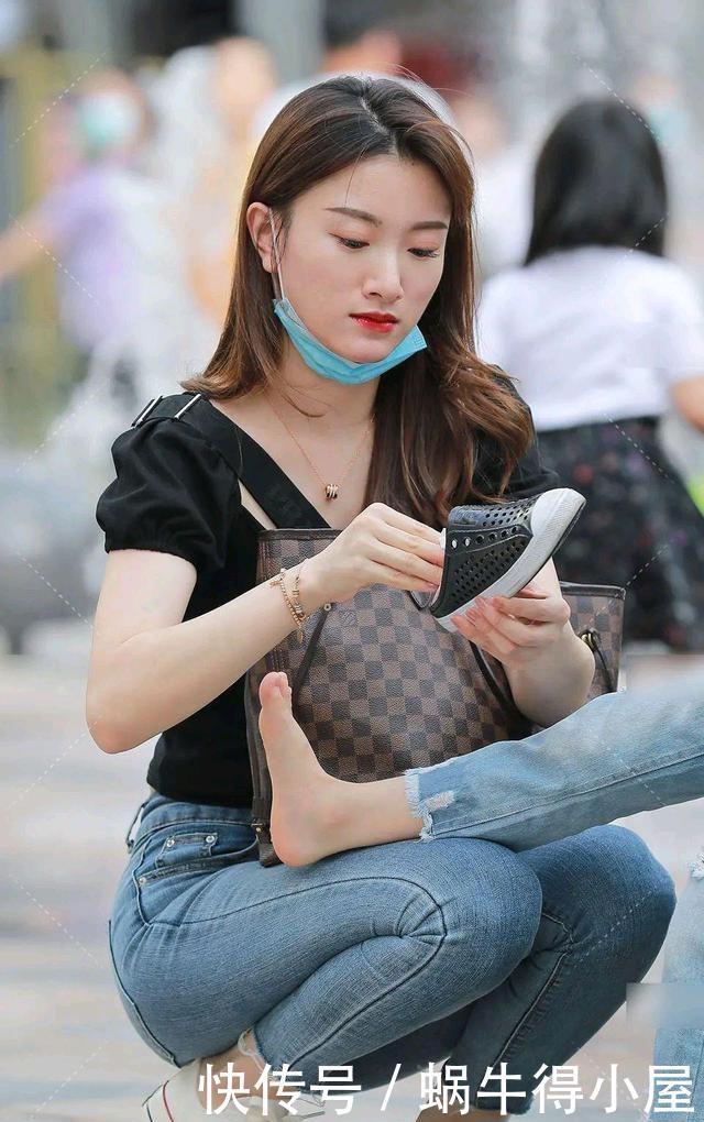 衬衣|小猫咪图案白色上衣搭配浅蓝色牛仔裤,时髦新鲜,时尚大方