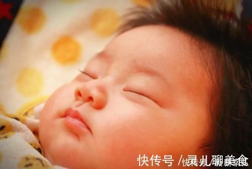 儿科医生|熟睡中的宝宝该不该叫醒？遇到这三种情况千万别犹豫，是为了娃好