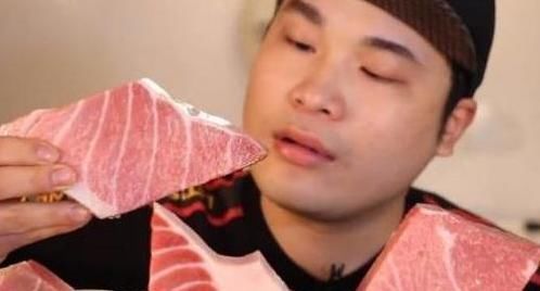 拿起|男子吃7斤“米其林牛排”,拿起后被人看出“猫腻”,难怪吃不胖