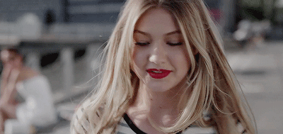 超模Gigi秀迷惑街拍！上身穿臃肿羽绒服秀腰，被嘲身体像拼接