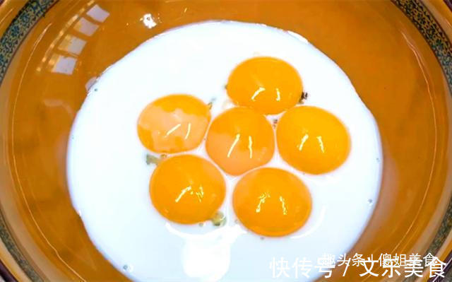 没烤箱,没打蛋器,没秤,详细解说电饭锅蒸蛋糕做法,比烤的还好