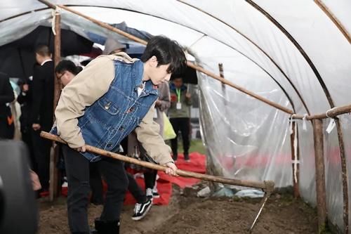 王牌对王牌公益行，华晨宇种苗护苗超有爱，像极了一个小朋友