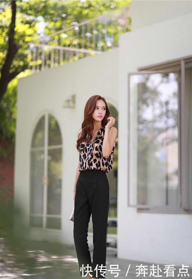 孙允珠:豹纹宽松款V领无袖上衣配黑色修身小西裤,办公室风十足