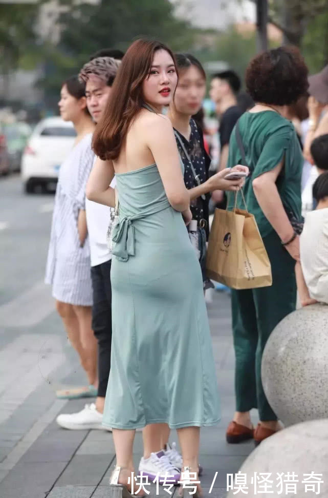 街拍美女:时尚辣妈,回眸一笑很迷人