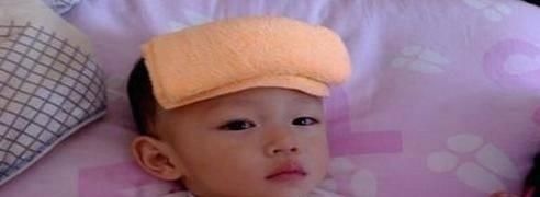 额头|宝宝半夜发烧,该用冷毛巾还是热毛巾敷额头大多数父母都弄反了