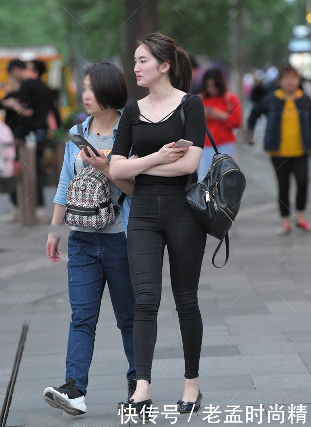 衣服穿上|街拍:中袖上衣搭配小脚裤子,纯色搭配很有休闲风格