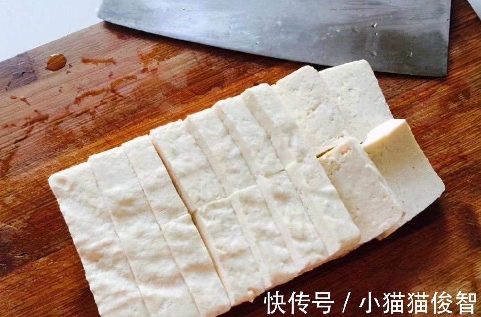 煎豆腐时，不要直接下油锅，多加这一步，豆腐不碎不粘锅