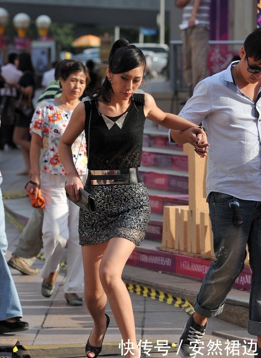 街拍:漂亮迷人的小姐姐，是繁华街头最美丽的风景！