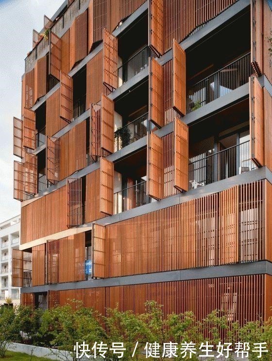 小区|打开是阳台，关上就是一面墙，外国小区整栋楼装隐形阳台太漂亮了！