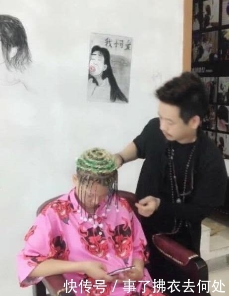 美女|美女去理发店剪了一个独特的发型,网友:墙上的造型更吸引眼球