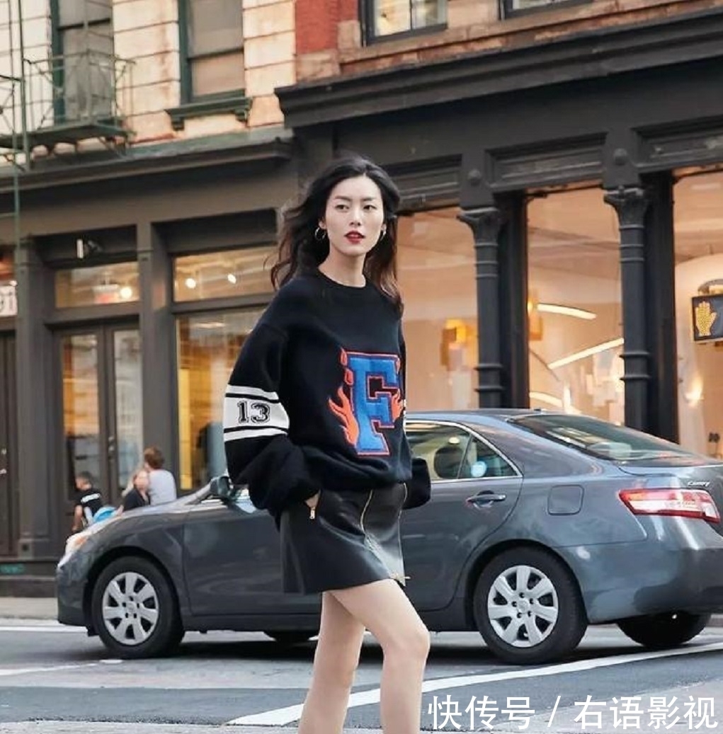 底裤|卫衣下面少配打底裤,今春跟着明星学穿搭,时髦气质美到爆