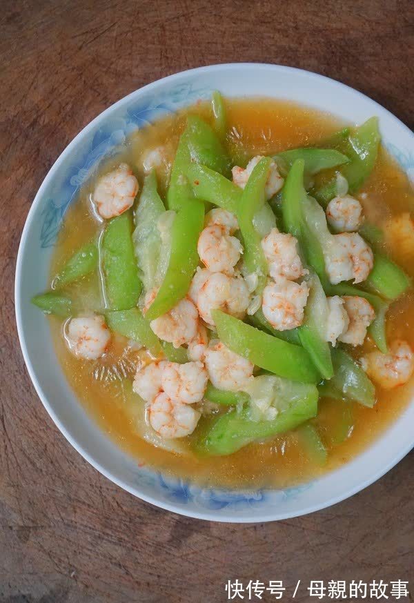 丝瓜|退休老两口,热夏爱吃的这道家常菜,讲究营养搭配,懂吃更健康