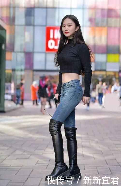 路人街拍牛仔裤配长筒靴的小姐姐,大秀小蛮腰,凸显好身材