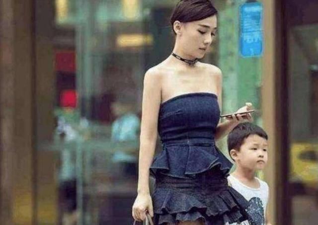 宝妈|95后宝妈接娃放学穿着“时尚”,孩子却被同学嘲笑你妈穿的啥