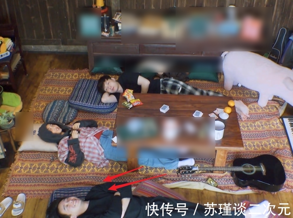 地毯|張藝興悠閑躺在地毯上，誰(shuí)注意彭昱暢躺哪？弟弟的讓步很顯然