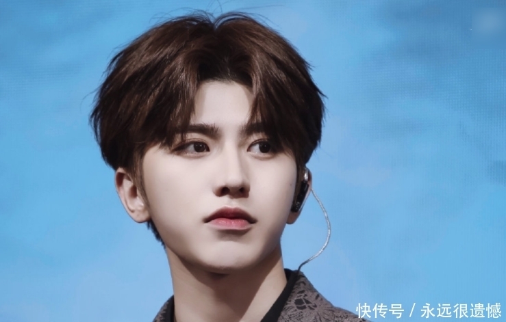 浓妆 蔡徐坤偶像包袱掉一地,卸下了韩系男团浓妆后,这才是真颜值