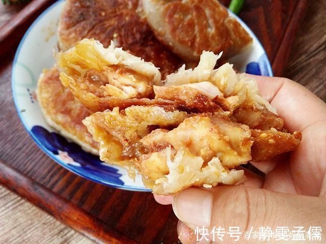 一块鸡胸肉几张手抓饼,腌制好烙一烙,皮薄如纸馅鲜香,简单好吃