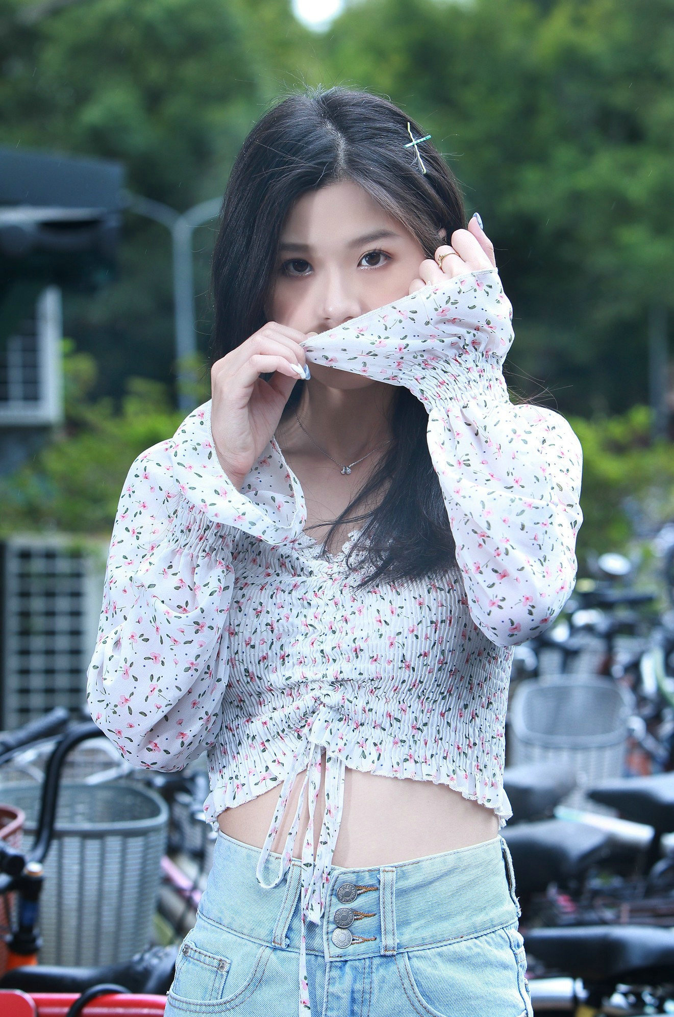 搭配|健美裤配白色无袖衫，显身材有气质，穿出了年轻人简约休闲风