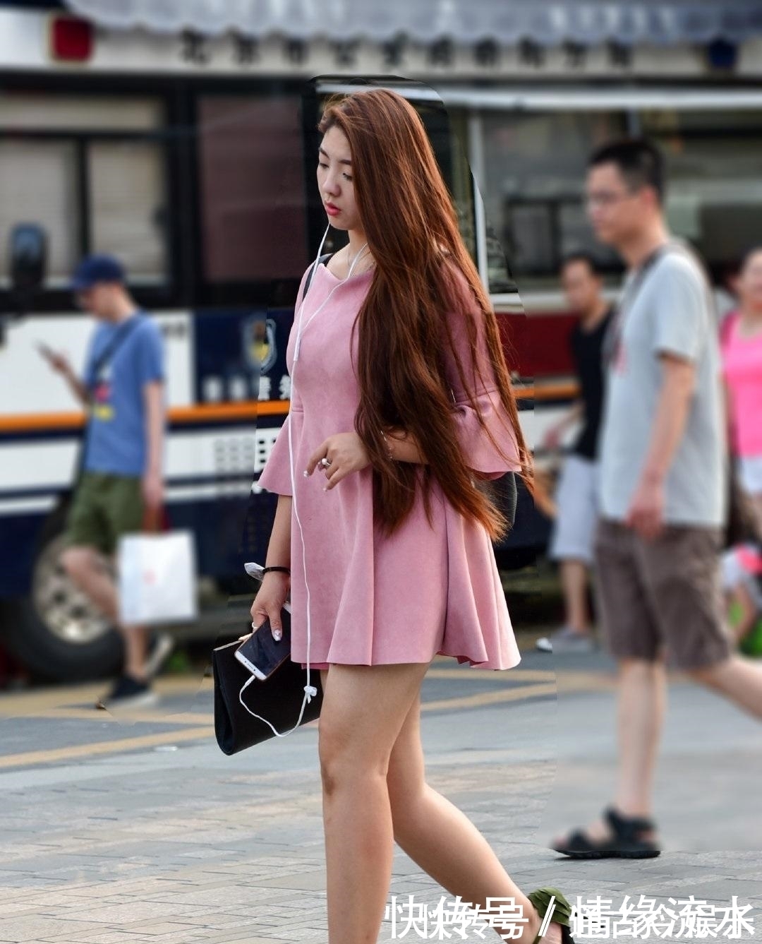 性感|性感辣妈走路带风,裙子穿出傲人魅力!