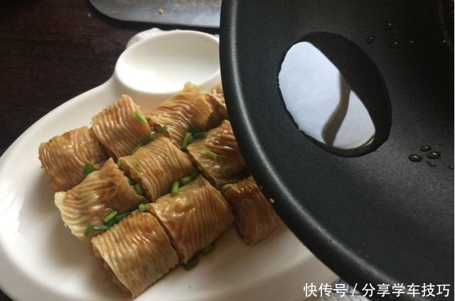 蒸出来的早餐主食，豆皮包糯米，一搅一卷蒸一蒸，出锅就上桌！