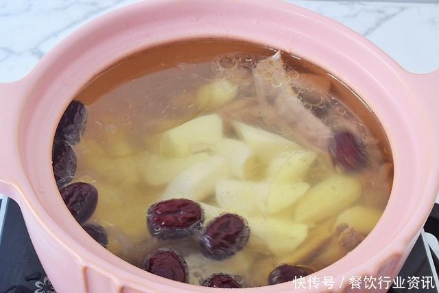 "冬日进补,春日打虎。"山药红枣老鸭汤,增强免疫力润肺又降燥