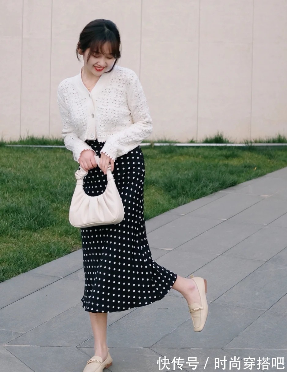 时髦 穿腻了极简风、基础款,春天换成“波点元素”时髦搭配,元气减龄