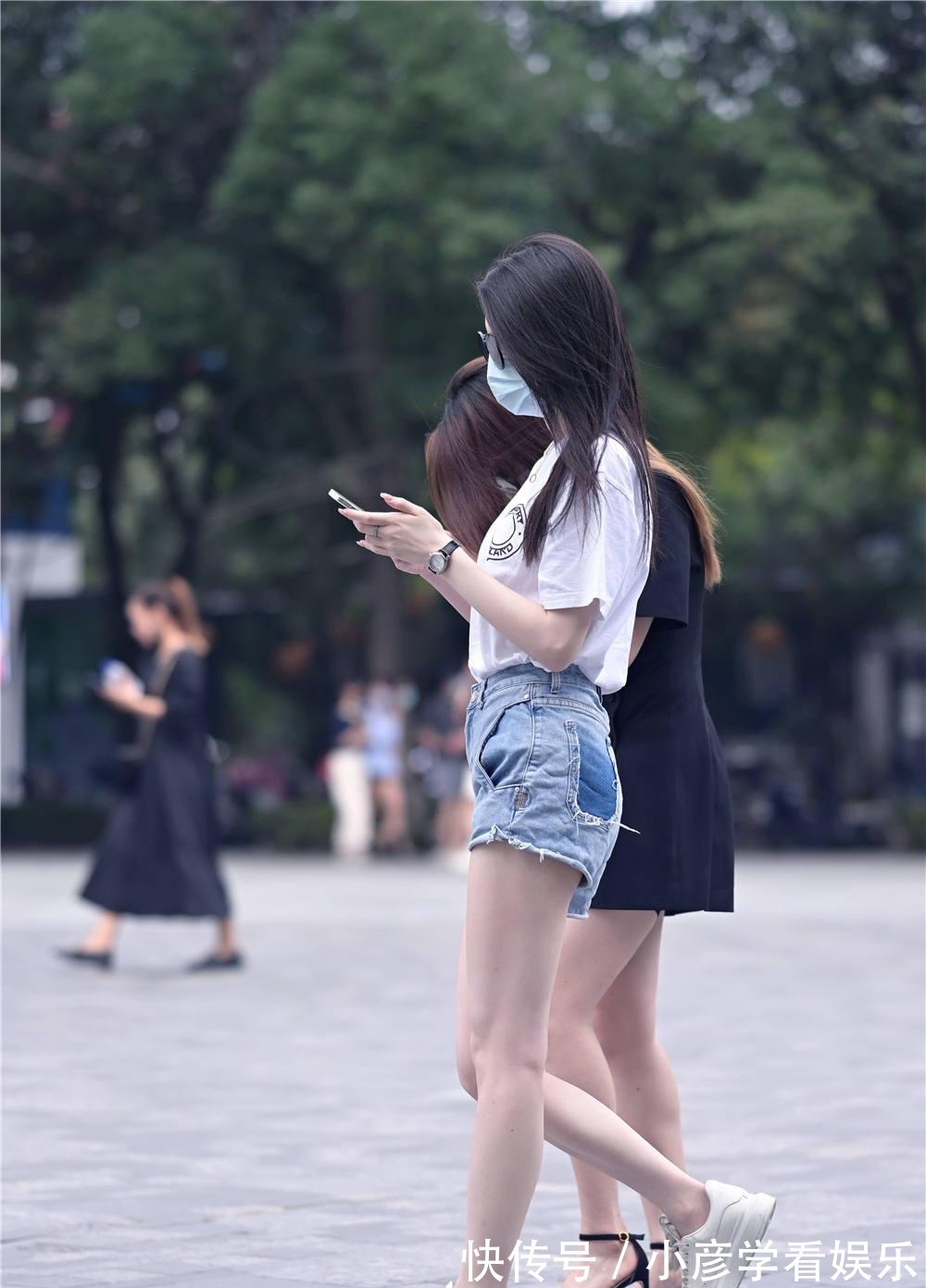 穿搭|初秋的北京，依旧适合穿牛仔短裤，年轻的姑娘喜欢的搭配风格