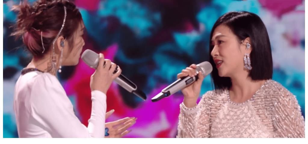 芒果台跨年拥抱最重要的人,何炅穿越人海拥抱她,龚丽娜太尴尬