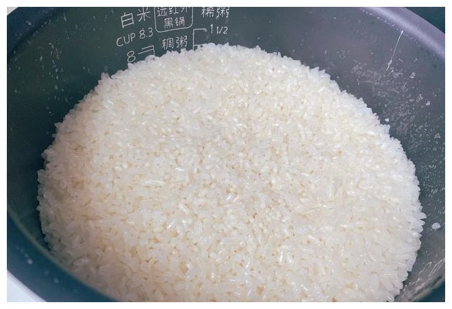 炒糯米饭要牢记2个小窍门，炒出来的糯米饭，粒粒晶莹，香甜软糯