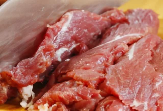 炒牛肉时，最忌放料酒和盐，大厨教我1招，牛肉软嫩多汁不柴