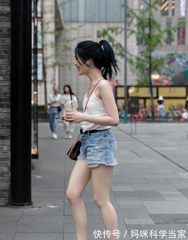 搭配 肤白貌美的小姐姐,一身清凉搭配,把自己的优势全体现出来了!