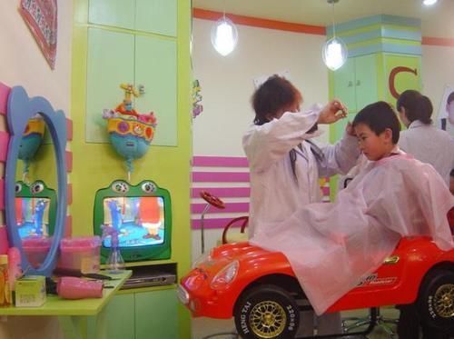 理发店|妈妈趁宝宝睡觉,偷偷把他剃成光头,孩子醒来后的反应让宝妈笑翻