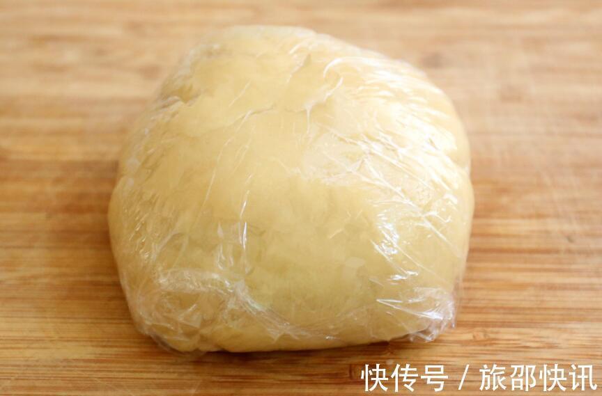 一碗“面糊”倒进猪油里炒，出锅后揉成团，朋友都抢着要！