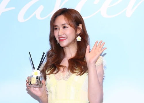 王鸥 四十岁的女人适合戴什么样的耳环?珍珠耳环不错,复古优雅又高贵